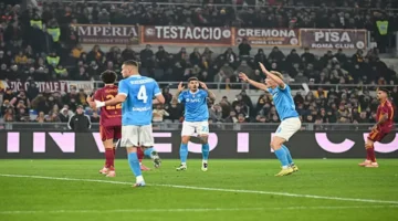 نابولي يعزز موقعه في الكالتشيو بفوز مهم على روما في الأولمبيكو